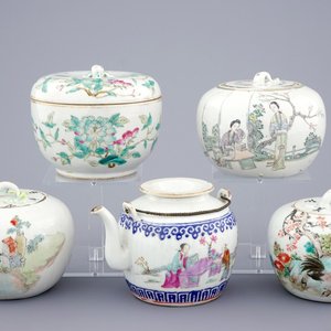 A Chinese famille rose teapot and four covered boxes, 19/20th C. — 照片 1