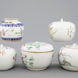 A Chinese famille rose teapot and four covered boxes, 19/20th C. — 照片 2