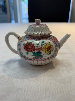 A Chinese famille rose teapot and stand, and a famille rose black-ground teapot, Yongzheng/Qianlong — photo 1