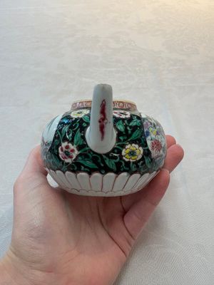 A Chinese famille rose teapot and stand, and a famille rose black-ground teapot, Yongzheng/Qianlong — photo 14