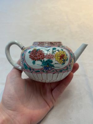 A Chinese famille rose teapot and stand, and a famille rose black-ground teapot, Yongzheng/Qianlong — photo 2