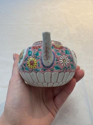 A Chinese famille rose teapot and stand, and a famille rose black-ground teapot, Yongzheng/Qianlong — photo 3