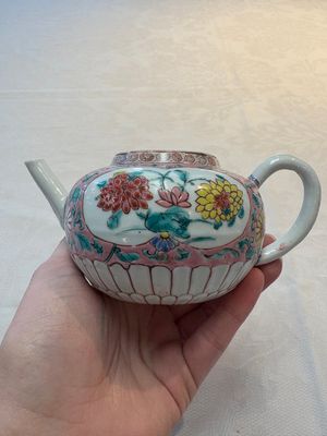 A Chinese famille rose teapot and stand, and a famille rose black-ground teapot, Yongzheng/Qianlong — photo 4