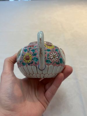 A Chinese famille rose teapot and stand, and a famille rose black-ground teapot, Yongzheng/Qianlong — photo 5