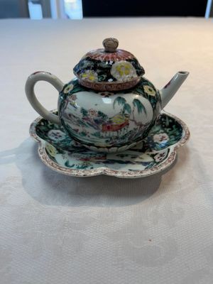 A Chinese famille rose teapot and stand, and a famille rose black-ground teapot, Yongzheng/Qianlong — photo 10