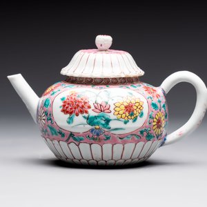 A Chinese famille rose teapot and stand, and a famille rose black-ground teapot, Yongzheng/Qianlong — photo 11