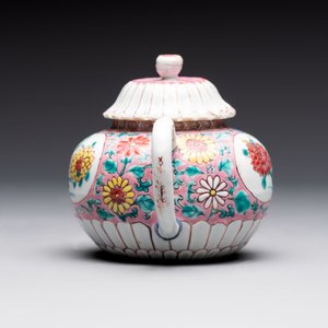 A Chinese famille rose teapot and stand, and a famille rose black-ground teapot, Yongzheng/Qianlong — photo 12