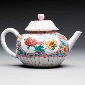 A Chinese famille rose teapot and stand, and a famille rose black-ground teapot, Yongzheng/Qianlong — photo 13