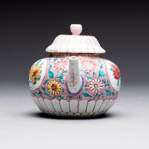 A Chinese famille rose teapot and stand, and a famille rose black-ground teapot, Yongzheng/Qianlong — photo 14