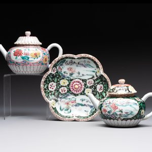 A Chinese famille rose teapot and stand, and a famille rose black-ground teapot, Yongzheng/Qianlong — photo 2