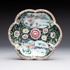 A Chinese famille rose teapot and stand, and a famille rose black-ground teapot, Yongzheng/Qianlong — photo 3
