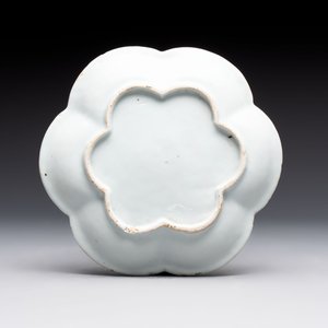 A Chinese famille rose teapot and stand, and a famille rose black-ground teapot, Yongzheng/Qianlong — photo 4