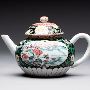 A Chinese famille rose teapot and stand, and a famille rose black-ground teapot, Yongzheng/Qianlong — photo 5