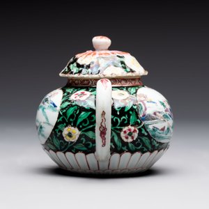 A Chinese famille rose teapot and stand, and a famille rose black-ground teapot, Yongzheng/Qianlong — photo 6