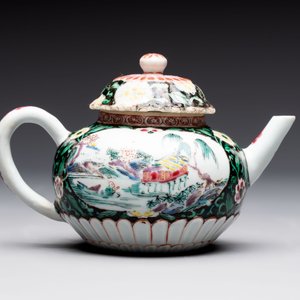 A Chinese famille rose teapot and stand, and a famille rose black-ground teapot, Yongzheng/Qianlong — photo 7