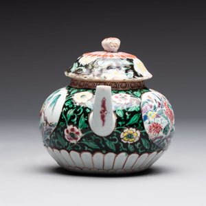 A Chinese famille rose teapot and stand, and a famille rose black-ground teapot, Yongzheng/Qianlong — photo 8