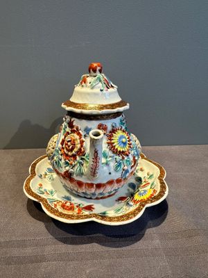 A Chinese famille rose teapot and stand with floral relief design, Qianlong — photo 2