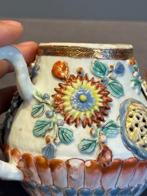 A Chinese famille rose teapot and stand with floral relief design, Qianlong — photo 7
