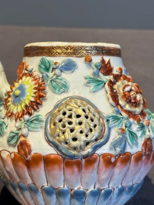 A Chinese famille rose teapot and stand with floral relief design, Qianlong — photo 8