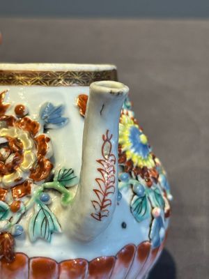 A Chinese famille rose teapot and stand with floral relief design, Qianlong — photo 10
