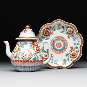 A Chinese famille rose teapot and stand with floral relief design, Qianlong — photo 1