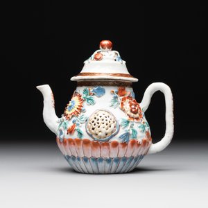 A Chinese famille rose teapot and stand with floral relief design, Qianlong — photo 4