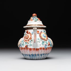 A Chinese famille rose teapot and stand with floral relief design, Qianlong — photo 5
