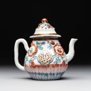 A Chinese famille rose teapot and stand with floral relief design, Qianlong — photo 6