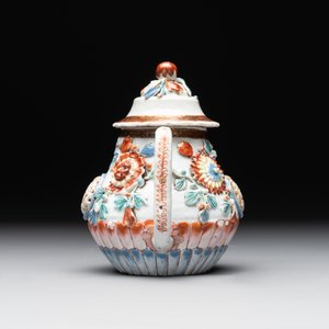 A Chinese famille rose teapot and stand with floral relief design, Qianlong — photo 7