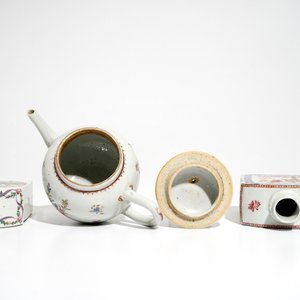 A Chinese famille rose teapot and two tea caddies, Qianlong — photo 6