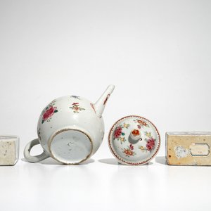 A Chinese famille rose teapot and two tea caddies, Qianlong — photo 7