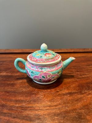 A Chinese famille rose teapot for the Straits or Peranakan market, 19th C. — 照片 1