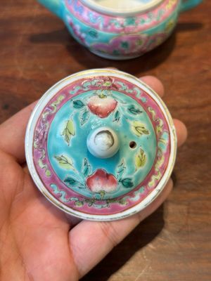 A Chinese famille rose teapot for the Straits or Peranakan market, 19th C. — 照片 4