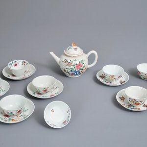 A Chinese famille rose teapot, nine cups and six saucers, Qianlong — 照片 1