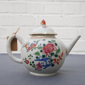 A Chinese famille rose teapot, nine cups and six saucers, Qianlong — 照片 3