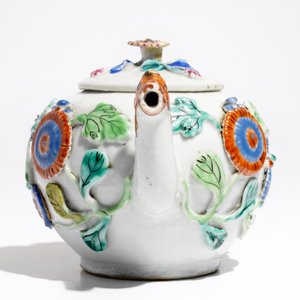 A Chinese famille rose teapot on stand with applied decoration, Yonzheng — photo 5