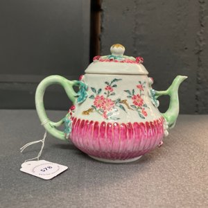A Chinese famille rose teapot on stand with applied floral design, Yongzheng — 照片 11