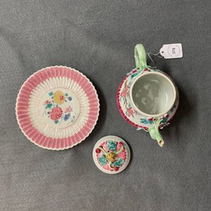 A Chinese famille rose teapot on stand with applied floral design, Yongzheng — 照片 12