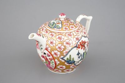Une théière en porcelaine de Chine famille rose, 18ème