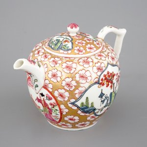 A Chinese famille rose teapot, Qianlong, 18th C. — 照片 1