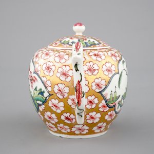 A Chinese famille rose teapot, Qianlong, 18th C. — 照片 3