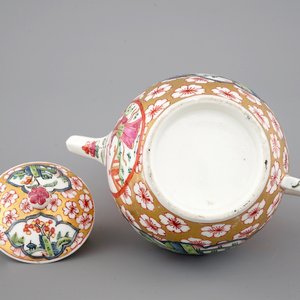 A Chinese famille rose teapot, Qianlong, 18th C. — 照片 7