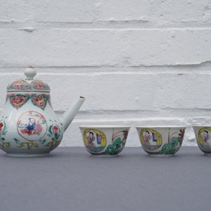 A Chinese famille rose teapot, six saucers and three cups, Yongzheng/Qianlong — 照片 17