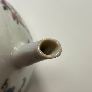 A Chinese famille rose teapot, tea caddy, milk jug and tray, Qianlong — 照片 14