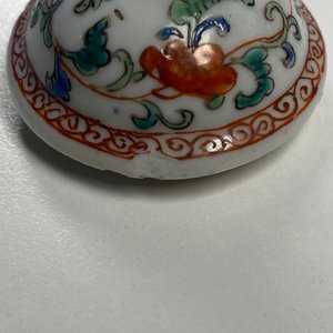 A Chinese famille rose teapot, tea caddy, milk jug and tray, Qianlong — 照片 18