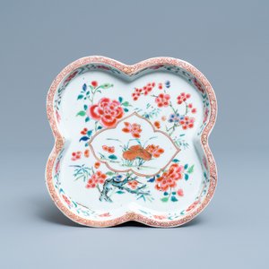 A Chinese famille rose teapot, tea caddy, milk jug and tray, Qianlong — 照片 2