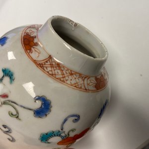 A Chinese famille rose teapot, tea caddy, milk jug and tray, Qianlong — 照片 23