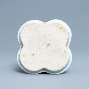 A Chinese famille rose teapot, tea caddy, milk jug and tray, Qianlong — 照片 3
