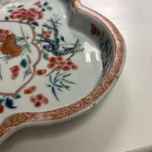 A Chinese famille rose teapot, tea caddy, milk jug and tray, Qianlong — 照片 32