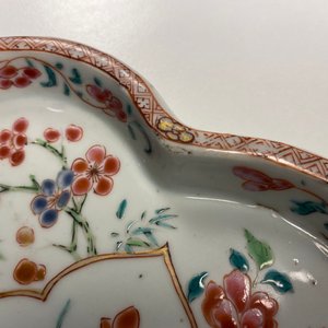 A Chinese famille rose teapot, tea caddy, milk jug and tray, Qianlong — 照片 33